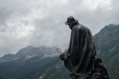 Spomenik dr. Juliusu Kugyju, Trenta, Slovinsko